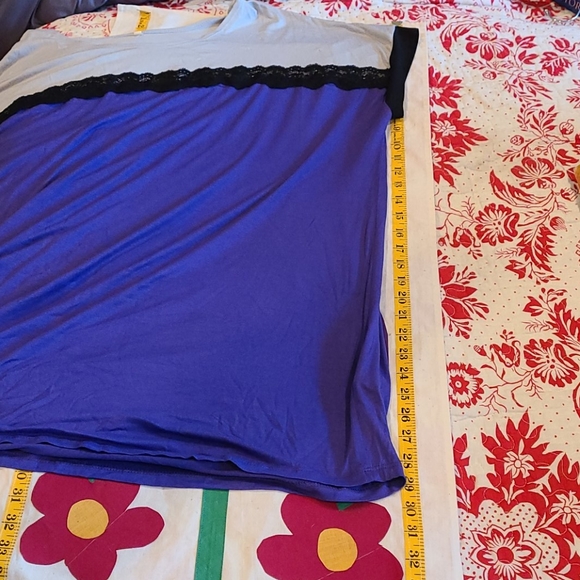 Purple and gray top with black lace detail - Picture 6 of 7